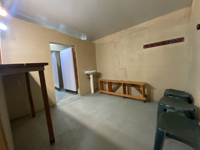 Cabaña XL vista interior baño grande con asientos y lavatorio