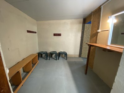 Cabaña XL vista interior baño grande con asientos