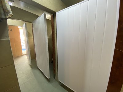 Cabaña XL vista interior baño grande con inodoros separadores individuales