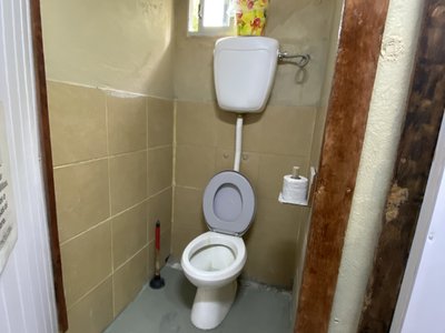 Cabaña XL vista interior baño grande cabina inodoro individual