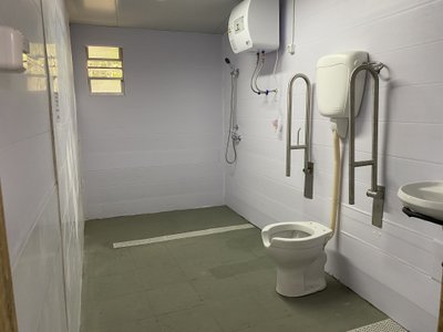 Cabaña XL vista interior baño completo exclusivo accesible con ducha