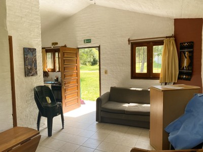 Cabaña Grande vista interior general y sillón