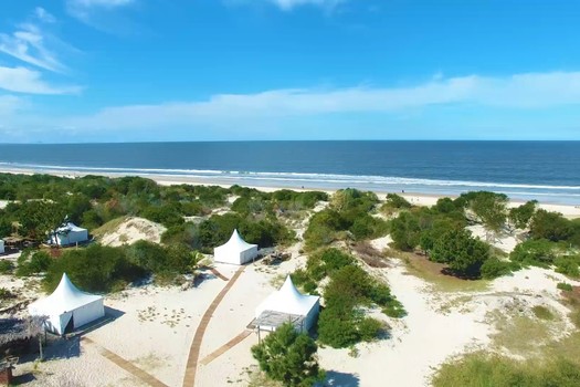 Glamping Playa Escondida entorno de dunas frente al mar